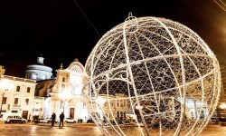 NATALE, L’AQUILA SI ILLUMINA CON LE LUCI D’ARTISTA