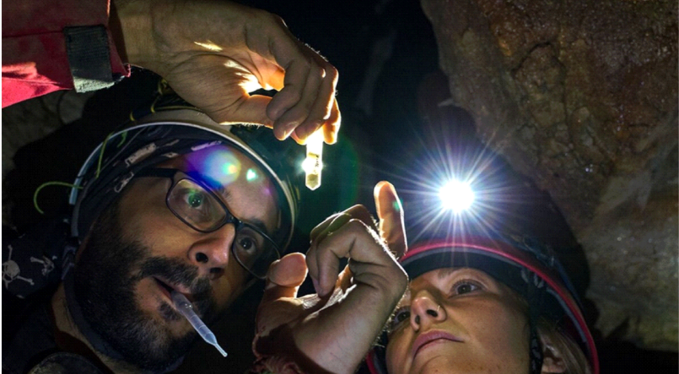 QUANDO “L’ESSENZIALE È INVISIBILE AGLI OCCHI”, MICROBIOLOGIA E SPELEOLOGIA SI INCONTRANO IN AMBIZIOSO PROGETTO DELL’AQUILANA ILARIA VACCARELLI