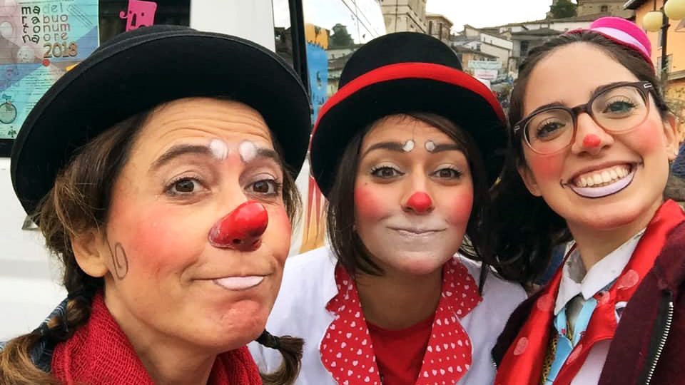 DIETRO UN NASO ROSSO: L’ASSOCIAZIONE BRUCALIFFO E IL SOGNO DI FAR SORRIDERE I BIMBI IN OSPEDALE