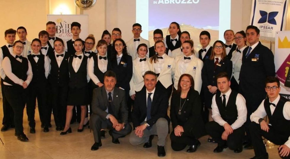 VINIBUONI D’ITALIA, ALL’OFFICINA DEL GUSTO DELL’ALBERGHIERO DI PESCARA LA PREMIAZIONE DEGLI ABRUZZESI