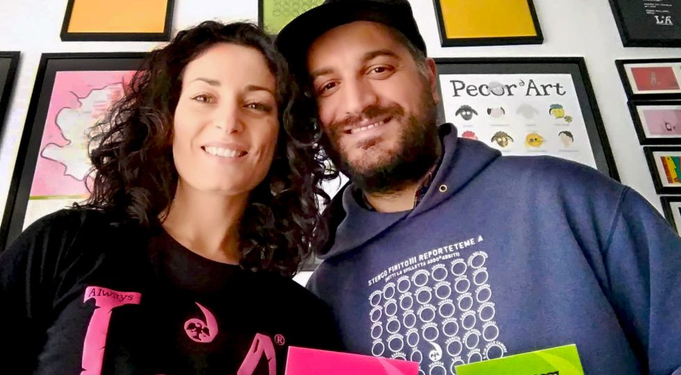 L’AQUILA COME LOS ANGELES: METROPOLITANA, GRANDI ARTISTI E T-SHIRT NELLA CREATIVITÀ E NELL’IRONIA DI “L’A”