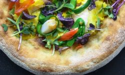 “SEMBRA MA NON È”, A LES PAILLOTES SERATA CON LA PIZZA BISCOTTATA GOURMET
