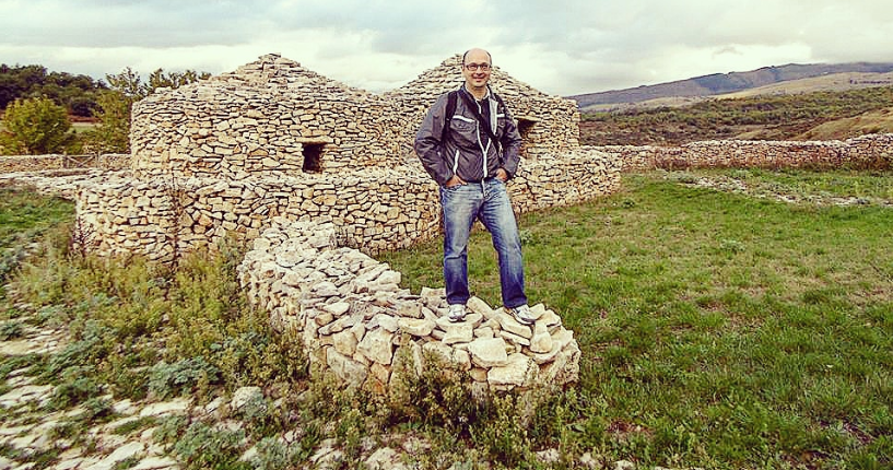 CAMILLO CHIARIERI, IL CANTASTORIE D’ABRUZZO: “GLI STRANIERI CONOSCONO LA NOSTRA TERRA PIÙ DI NOI”