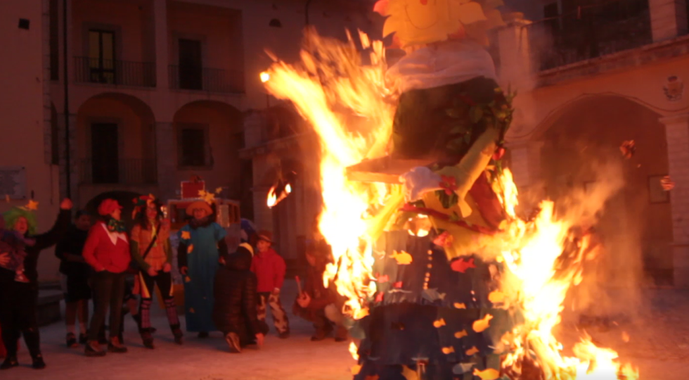 CARNEVALE DI VILLETTA BARREA, LA PUPATTA “MADRE TERRA” ARDE IN PIAZZA PER SALUTARE L’INVERNO CHE VA VIA E LA PRIMAVERA IN ARRIVO – VIDEO