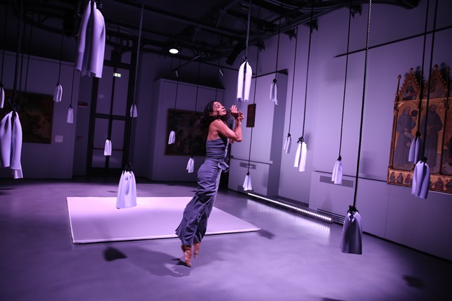 PERFORMANCE DANZANTI AL MUSEO CON “IL MURO DELLA PELLE” TRA CASTELLI E ABBAZIE