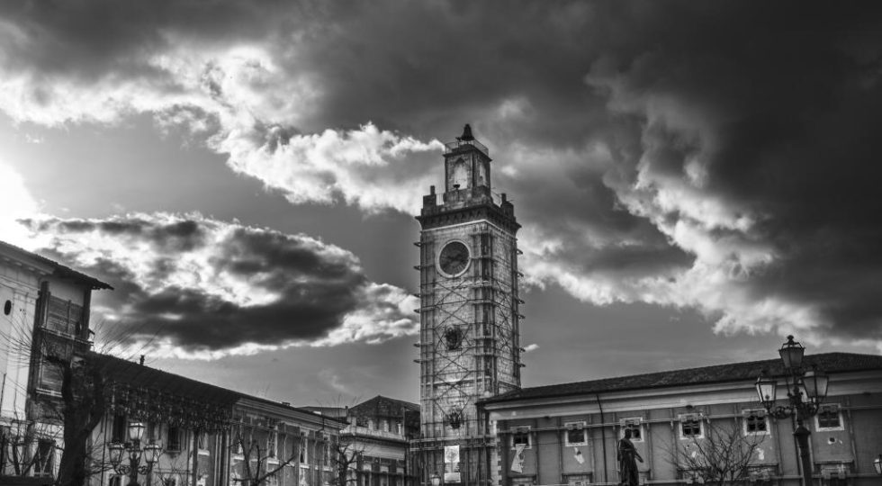 “LAVORI IN CORSO”, L’AQUILA NEGLI SCATTI DI DUE ALPINI