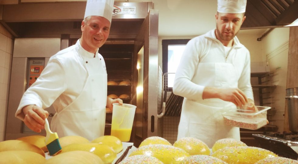 LA PREPARAZIONE DELLA TRADIZIONALE PIZZA PASQUALE ALL’AGRIFORNO LA SPIGA – VIDEO