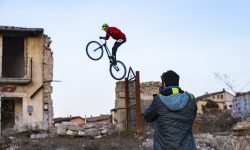 RIDING DEATH IN TOWN, LE ZONE ABBANDONATE DELL’AQUILANO NEGLI SCATTI DI LUCA PARISSE