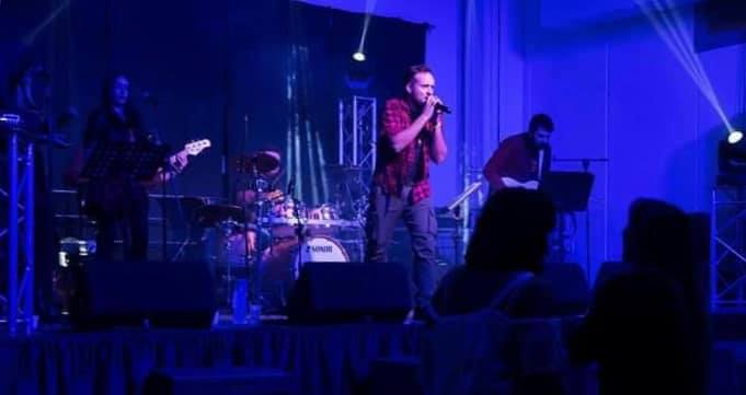 L’AQUILA, TRIBUTE BAND DEGLI 883 ALLA BIRRERIA GRAN SASSO PER NOSTALGICI ANNI ’90