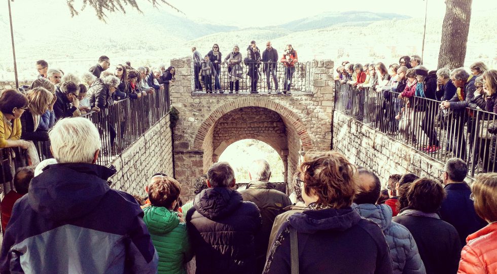 “Camminando L’Aquila”, riprendono le passeggiate dentro e fuori le mura