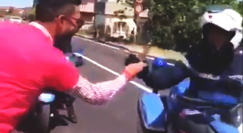 GIRO D’ITALIA IN ABRUZZO, PUBBLICO OFFRE ARROSTICINI AL POSTO DELL’ACQUA A CICLISTI E POLIZIOTTI