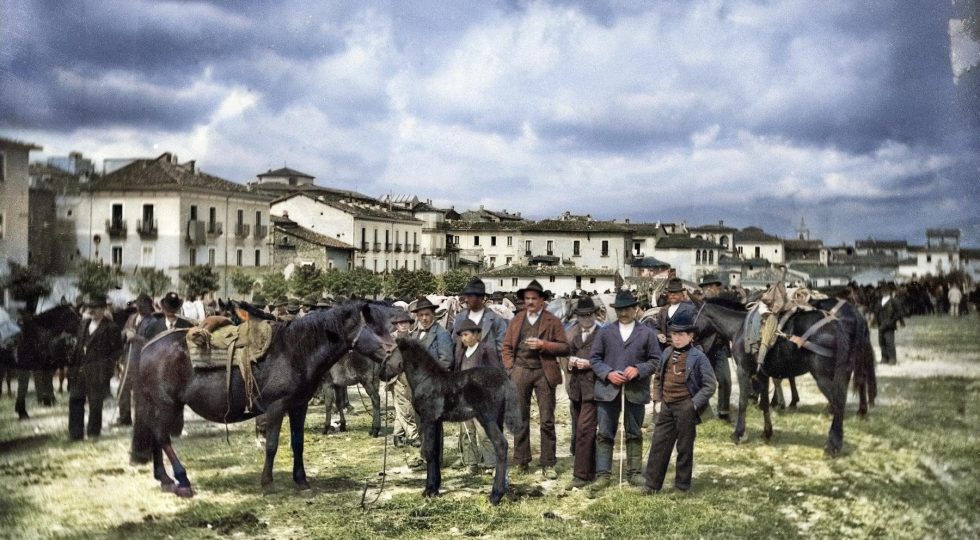 VOLTI E LUOGHI NEI VIAGGI IN ABRUZZO DEI PRIMI ‘900, LE FOTO DI ASHBY DIVENTANO A COLORI