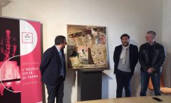 L’OPERA DI CICCOZZI AL COMUNE DELL’AQUILA CELEBRA IL GIRO D’ITALIA