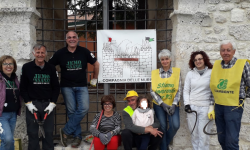 LUNGO LE ANTICHE MURA DELL’AQUILA CON CESOIE E RASTRELLI PER RIPULIRE IL POMERIO DI PORTA TIONE