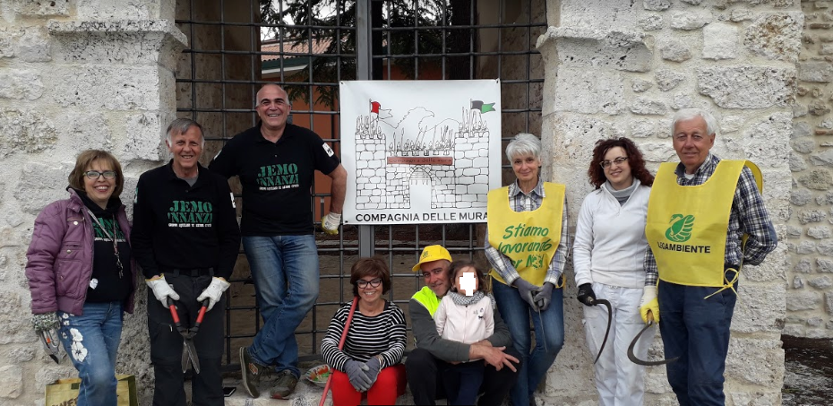 LUNGO LE ANTICHE MURA DELL’AQUILA CON CESOIE E RASTRELLI PER RIPULIRE IL POMERIO DI PORTA TIONE