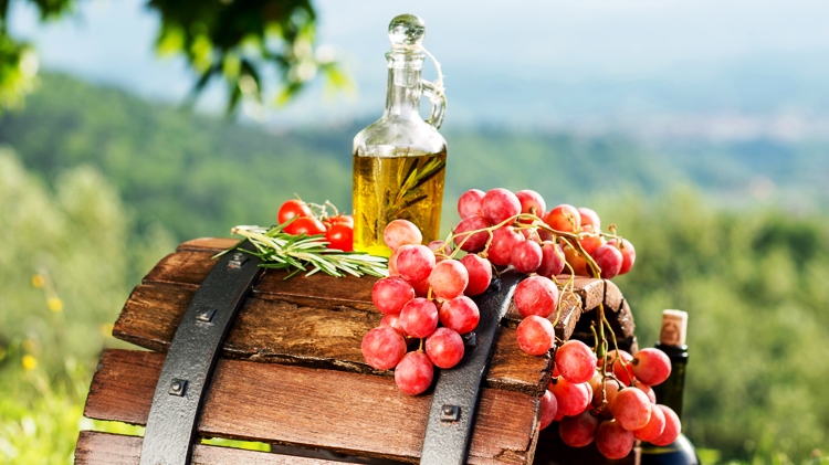 DALLA CASA DEL CONTADINO ALLA TAVOLA DEL RE, L’IMPORTANZA DI OLIO E VINO NELLA STORIA ENOGASTRONOMICA