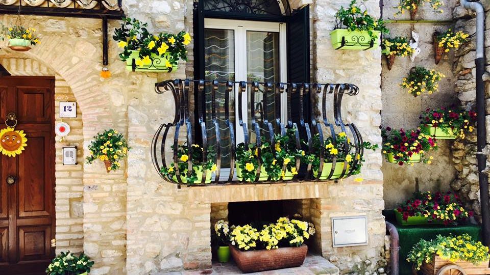 ARCHI SI COLORA CON “BORGO IN FIORE”
