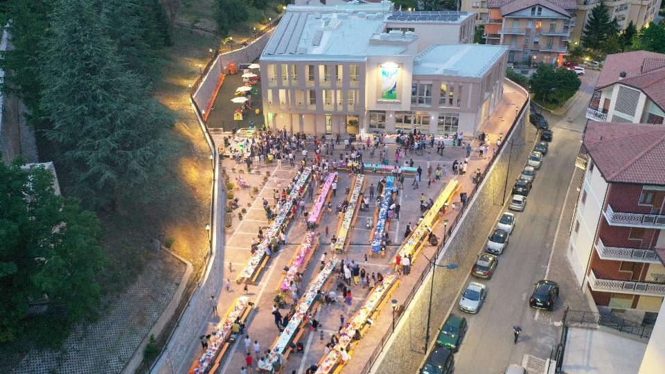 L’AQUILA, TAVOLATA PER CENTINAIA CHIUDE L’ANNO SCOLASTICO ALLA DOTTRINA CRISTIANA