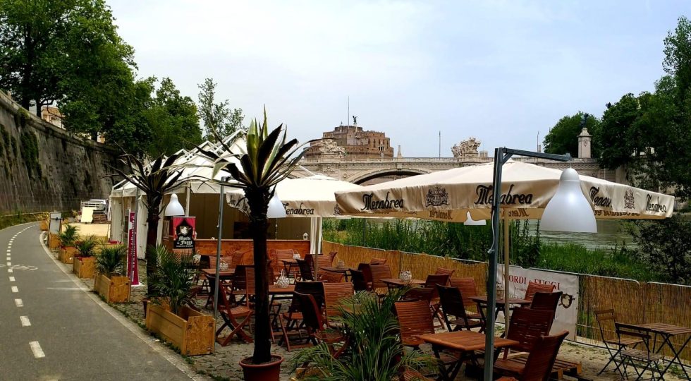 ARROSTICINI ABRUZZESI SUL LUNGOTEVERE CON “MORDI E FUGGI” A CLANDESTINE ROME PER TUTTA L’ESTATE