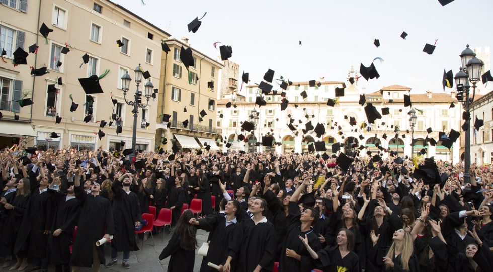 IN PIAZZA A PESCARA LA FESTA DEI LAUREATI DELLA “D’ANNUNZIO” CON LANCIO DEL TOCCO