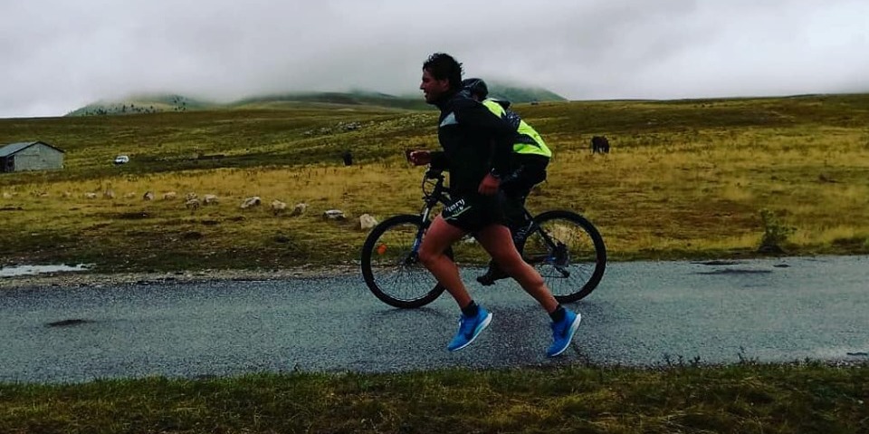 ULTRAMARATONA DEL GRAN SASSO, PIOGGIA E VENTO METTONO A DURA PROVA: QUANDO I PUNTI RISTORO DIVENTANO OASI