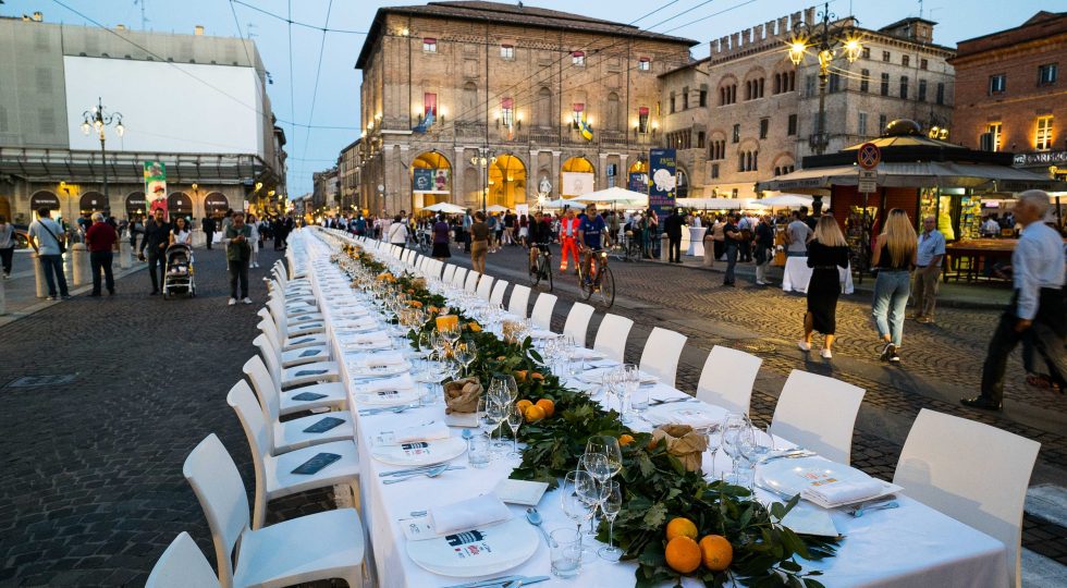 A PARMA LA “CENA DEI MILLE”, TAVOLATA GOURMET E SOCIAL A CIELO APERTO