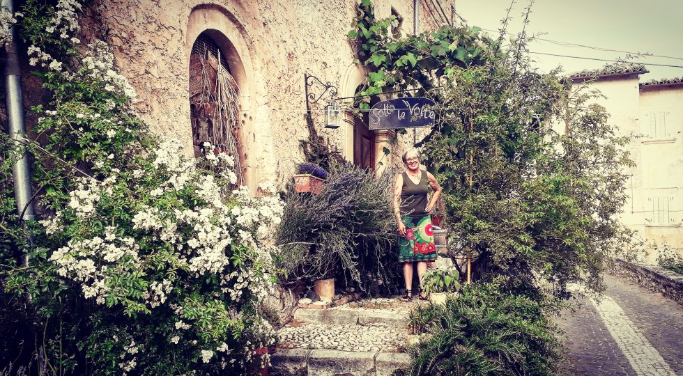 CAMIONISTA BELGA SI INNAMORA DI NAVELLI E APRE UN B&B: LA STORIA STRAORDINARIA DI CHRISTEL