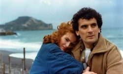 GIULIANA DE SIO A SILVI, CINEMA IN PIAZZA CON “SCUSATE IL RITARDO” DI TROISI