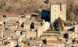 “LA LUNA VICINA”, OPERE DI 18 ARTISTI TRA VICOLI, PIAZZE ED EDIFICI DISMESSI DI PERETO