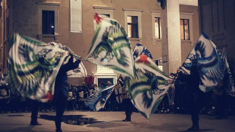 IL GIRO D’ITALIA IN ABRUZZO, LUNEDÌ ALL’AQUILA I BANDIERAI DEI QUATTRO QUARTI ACCOLGONO I CORRIDORI