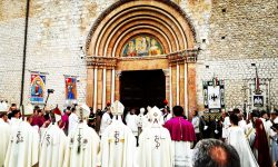 PERDONANZA, LA BOLLA DI PAPA CELESTINO ARRIVA A COLLEMAGGIO E SI APRE LA PORTA SANTA