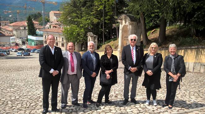 ABRUZZESI NEL MONDO, GLI EMIGRATI IN TASMANIA IN VISITA A L’AQUILA E PESCARA