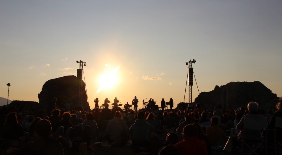 NERI MARCORÈ E GNU QUARTET, POESIA AL TRAMONTO A PELTUINUM CON LE PAROLE DI FABER