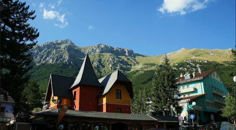 GRAN SASSO, VIA LE CASETTE DI LEGNO DA FONTE CERRETO