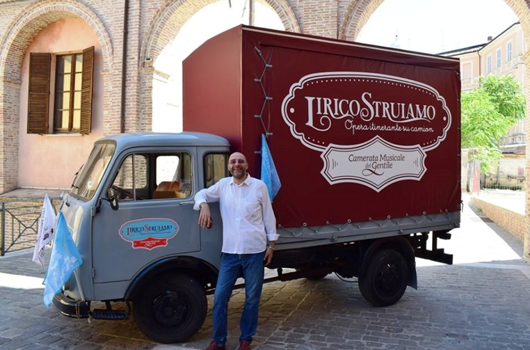 “LIRICOSTRUIAMO”, L’OPERA ITINERANTE NELLE TERRE DEL SISMA AL FESTIVAL DELLA PIANA DEL CAVALIERE
