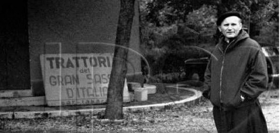 A FONTE CERRETO UNA TARGA RICORDA LA PRIMA VISITA DI PAPA WOJTYLA SUL GRAN SASSO