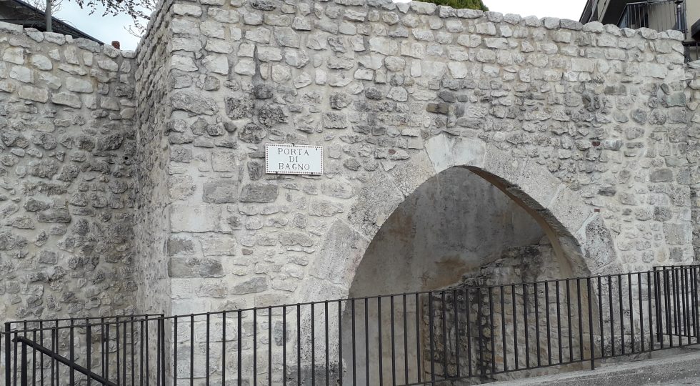 ALL’OMBRA DELLE ANTICHE MURA DIFENSIVE, PENULTIMA PASSEGGIATA CON CAMMINANDO L’AQUILA