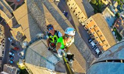 COME UOMINI RAGNO PER RIPULIRE IL CAMPANILE PIÙ ALTO D’ABRUZZO
