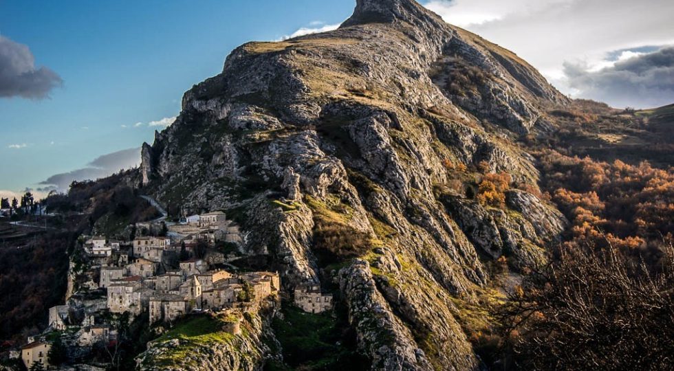 NEL BORGO SPOPOLATO DI CORVARA UNO STRAORDINARIO SPETTACOLO ISPIRATO AL “FAVOLOSO MONDO DI AMÉLIE”