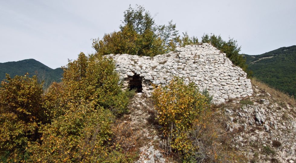 CASTELLI DI FONDAZIONE DELL’AQUILA: I RUDERI DEL FORTE E LA MAGIA DELL’ALTOPIANO DI CASCINA
