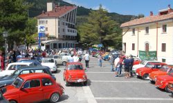 SULL’ALTOPIANO DELLE ROCCHE TORNA LO STORICO RADUNO DELLE FIAT 500