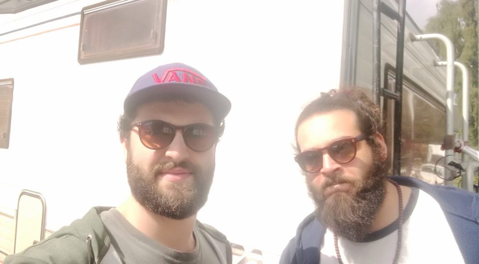DA L’AQUILA A OSLO, DUE GIOVANI GIRANO L’EUROPA IN CAMPER “BENEDETTI” DA GUCCINI