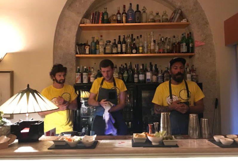 NEGRONI E MANHATTAN, COCKTAIL AL MICROSCOPIO PER L’APERITIVO MOLECOLARE DELLA NOTTE DEI RICERCATORI