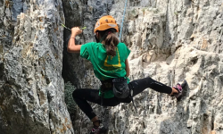 CLIMBER IRANIANA SCALA LA FALESIA DI PIETRA PIZZUTA A SANTE MARIE