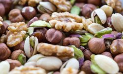 ALIMENTAZIONE, POCA FRUTTA SECCA AL GIORNO FA EVITARE DI INGRASSARE