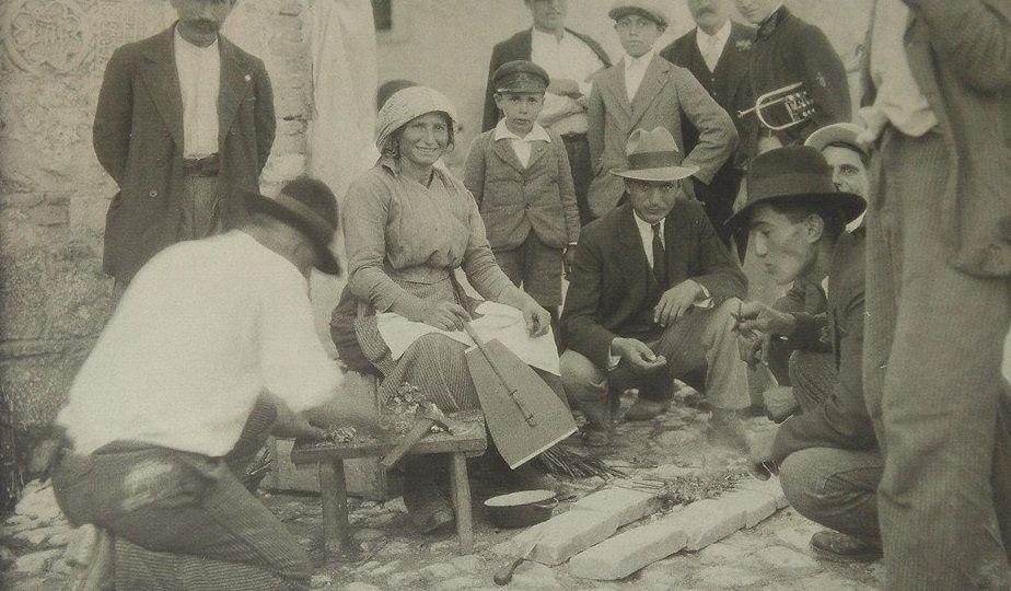“L’arrosticciere in piazza”, a Civitaquana torna la rievocazione dell’antica cottura degli arrosticini abruzzesi