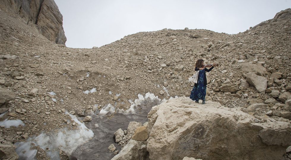 UNA VIOLINISTA HA SUONATO SUL GHIACCIAIO DEL GRAN SASSO PER SENSIBILIZZARE AI CAMBIAMENTI CLIMATICI