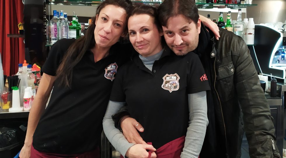 “NEI PEGGIORI BAR DELL’AQUILA”: HOT ROD GARAGE, UN RAPIDO PIT-STOP NELL’OFFICINA DELLE BIELLE ROVENTI