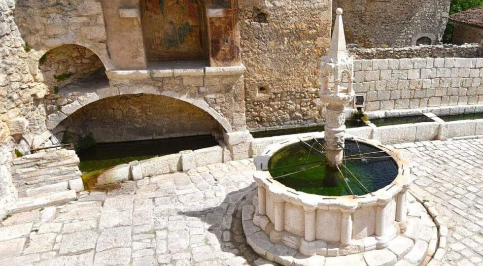 RIABITARE L’ABRUZZO, RIABITARE L’ITALIA: A FOSSA IL CONVEGNO DI LAB8 CON UNDICI BORGHI DEL CRATERE