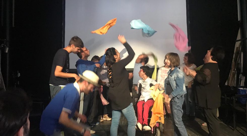 “NILA, BINA E IL FIORE DI LAVA”, ALL’AQUILA UNO SPETTACOLO SCRITTO E INTERPRETATO DA RAGAZZI DISABILI